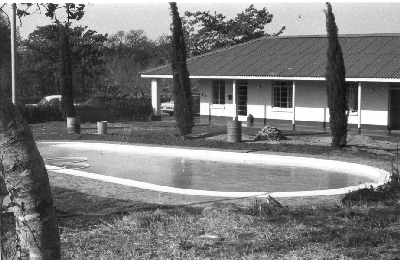 Officers single quarters pool - Thornhill (Photograph E. H. Paintin)